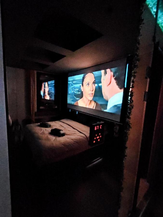 Smart Luxury Penthouse Suites - Private Sauna, Hot-Tub, Home Cinema At The Best Location In Skopje Esterno foto
