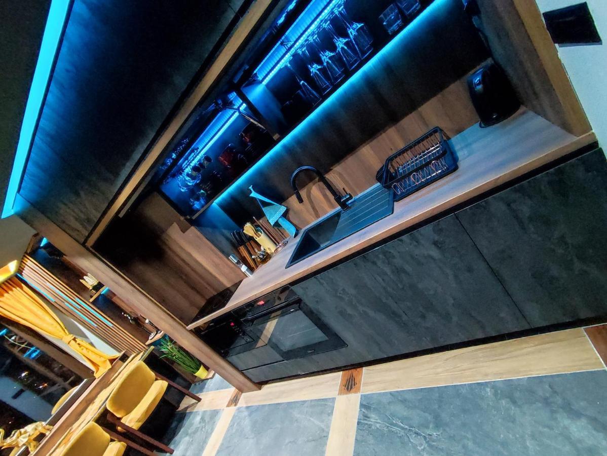 Smart Luxury Penthouse Suites - Private Sauna, Hot-Tub, Home Cinema At The Best Location In Skopje Esterno foto